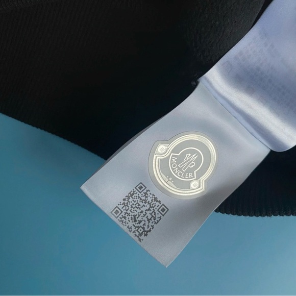 100% Authentic Moncler Logo Crewneck Sweatshirt | Luxury - Picture 5 of 5